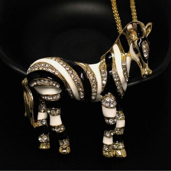 🦓 NEW Betsey Johnson crystal embellished zebra pendant necklace 🦓 - Picture 2 of 5